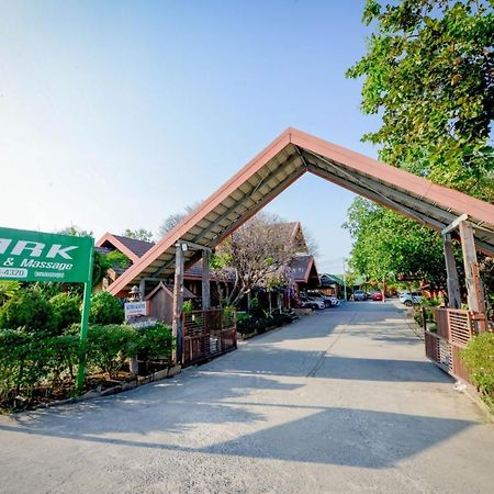 Mrk Resort & Massage Lopburi Bagian luar foto