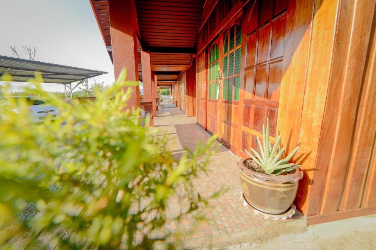 Mrk Resort & Massage Lopburi Bagian luar foto
