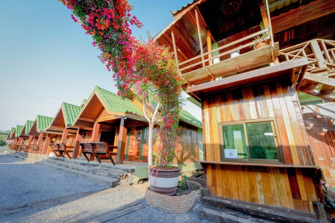 Mrk Resort & Massage Lopburi Bagian luar foto