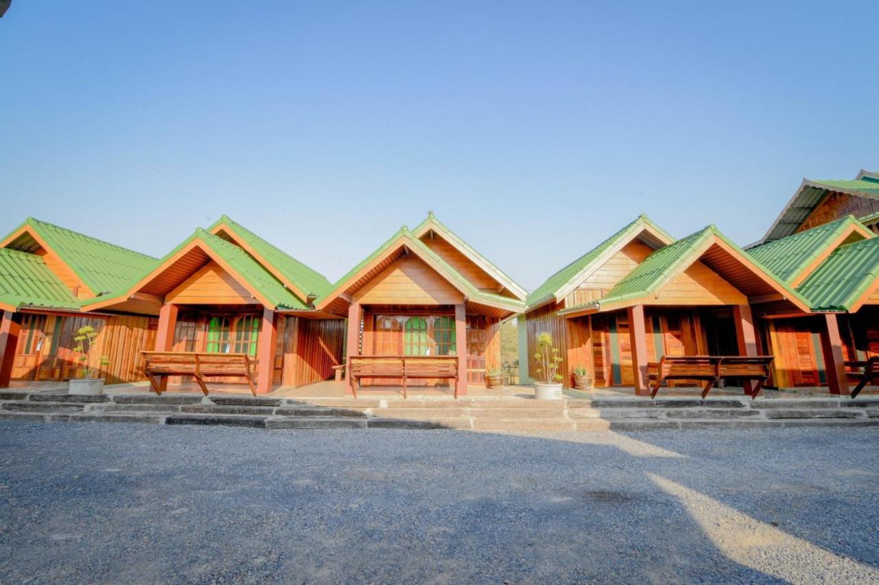Mrk Resort & Massage Lopburi Bagian luar foto