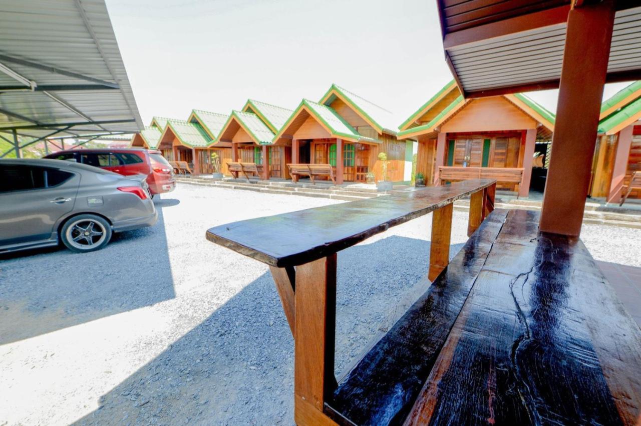 Mrk Resort & Massage Lopburi Bagian luar foto
